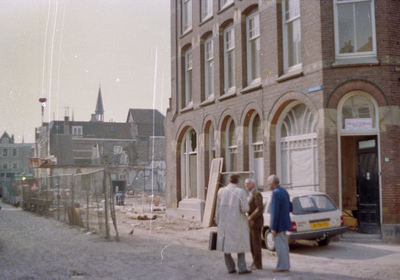 853565 Gezicht in de Springweg te Utrecht met de gesloopte huizen aan de westelijke straatwand; rechts het huis. ...